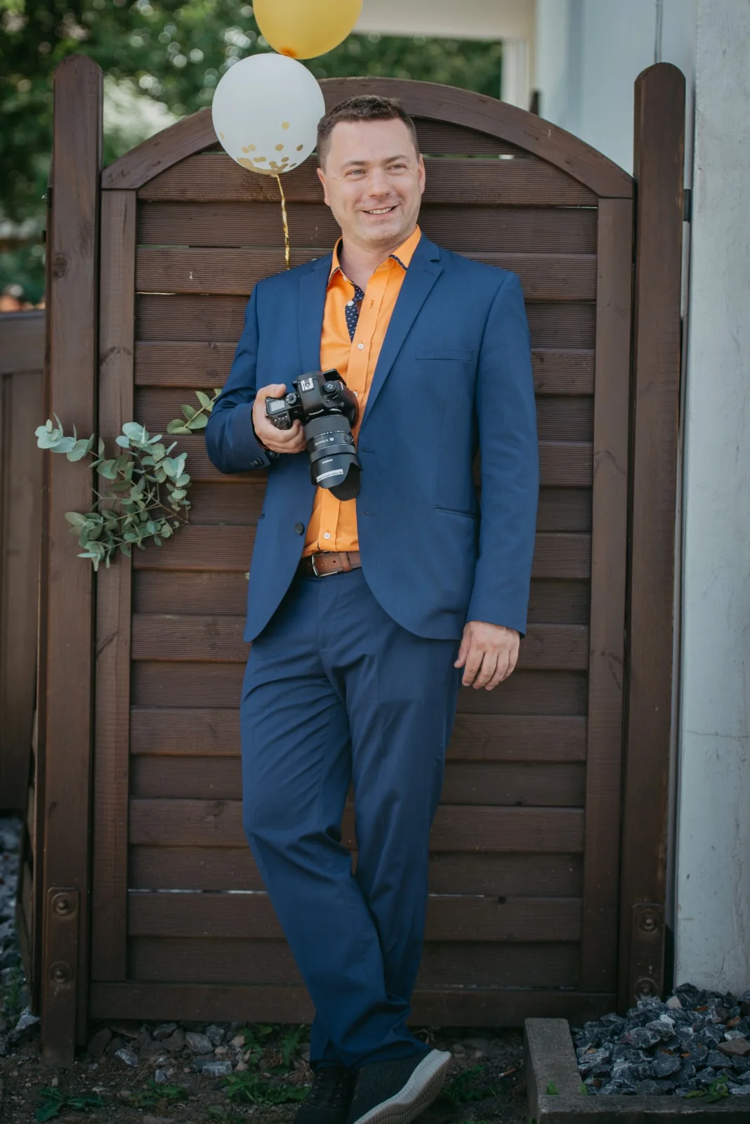 Alexej Graf-Unger – persönliche Hochzeitsbegleitung seit 2006 Alexej Graf-Unger mit Kamera – Hochzeitsvideograf und Hochzeitsfotograf