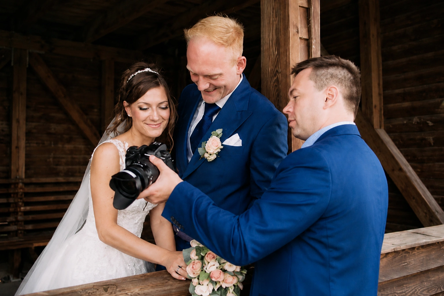 Hochzeitsvideograf Alexej Graf-Unger bei der Arbeit Alexej Graf-Unger mit Kamera bei einer Hochzeit