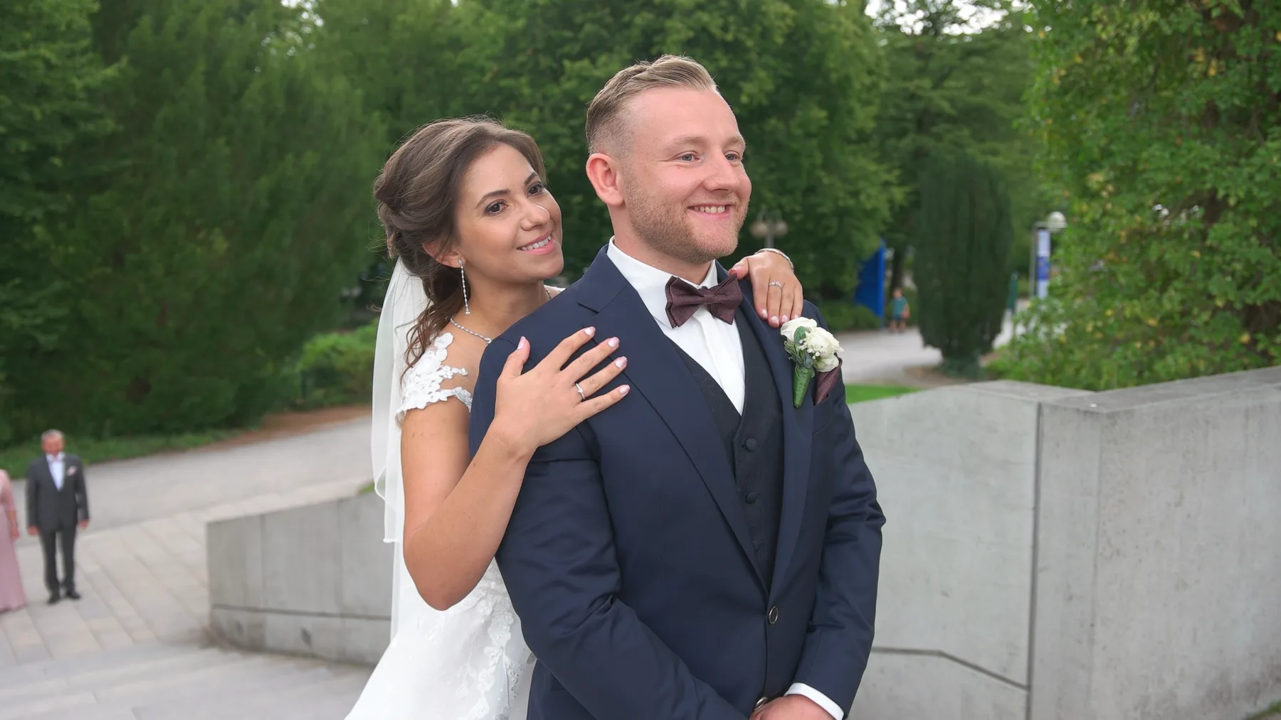 Hochzeitsvideograf Siegburg – stilvoller Hochzeitsfilm Brautpaar am Hochzeitsauto – Private Wedding Film im Rheinland